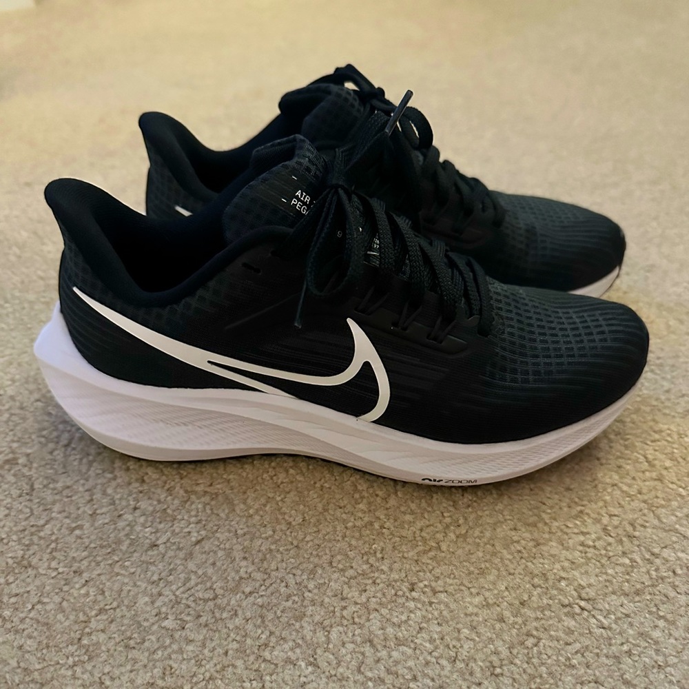 Women’s Nike Air Zoom Pegasus 39 size 6 Black and White